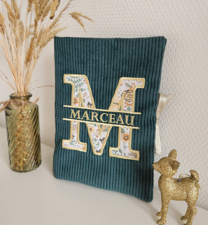 Protège carnet de santé, velours et broderie lettre fleurie