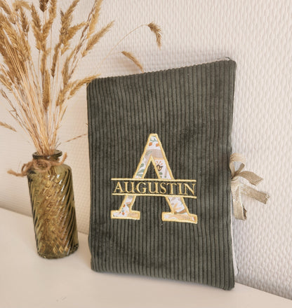 Protège carnet de santé, velours et broderie lettre fleurie