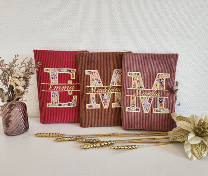 Protège carnet de santé, velours et broderie lettre fleurie