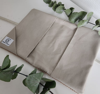 Protège carnet de santé bicolore, velours côtelé beige et coton beige scintillant.
