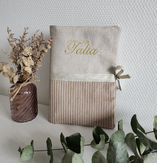 Protège carnet de santé bicolore, velours côtelé beige et coton beige scintillant.