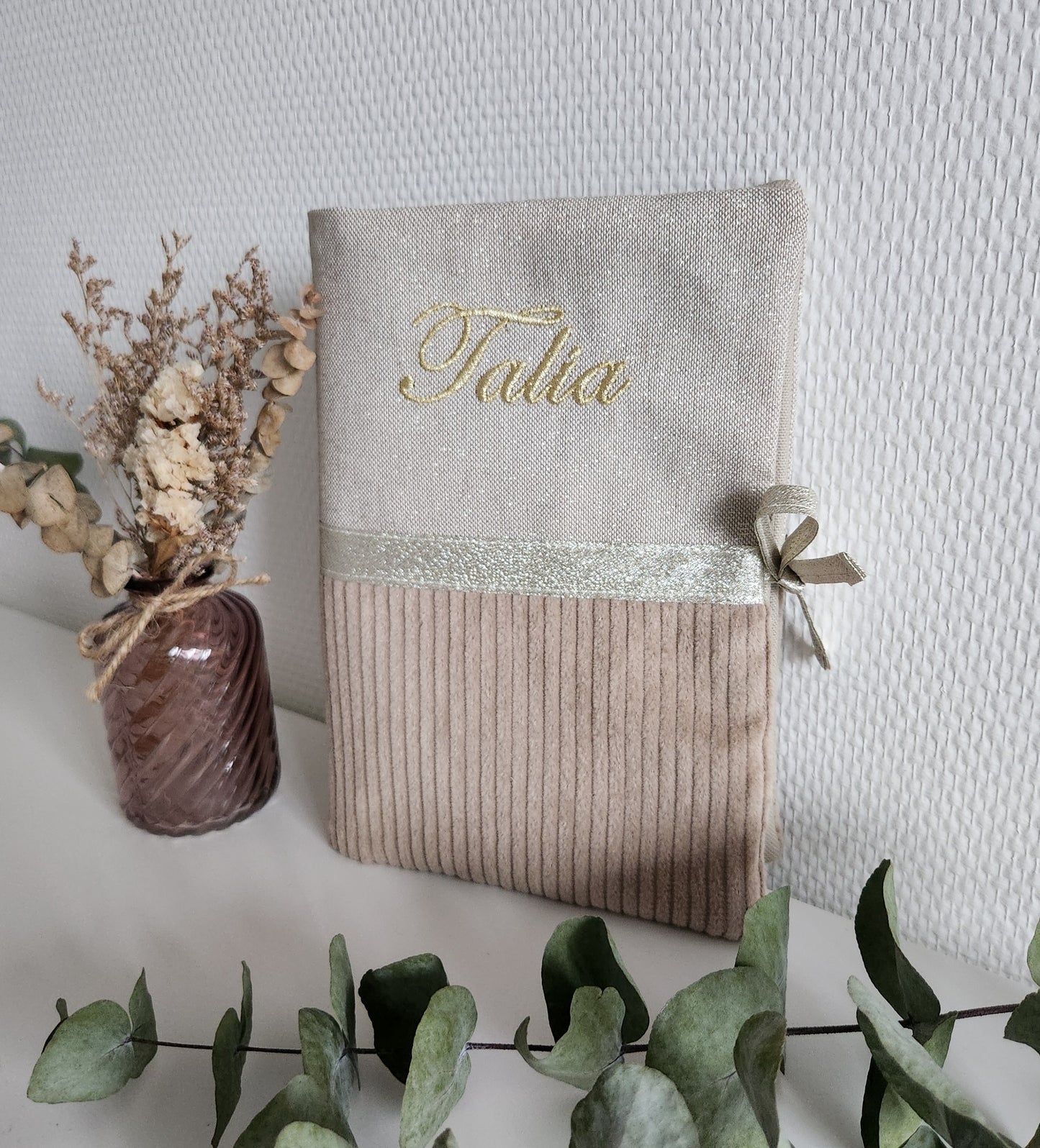 Protège carnet de santé bicolore, velours côtelé beige et coton beige scintillant.