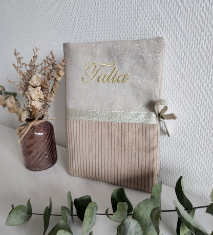 Protège carnet de santé bicolore, velours côtelé beige et coton beige scintillant.