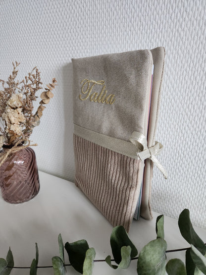 Protège carnet de santé bicolore, velours côtelé beige et coton beige scintillant.