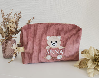 Kulturbeutel aus Cord, Initialenstickerei aus Blumenstoff