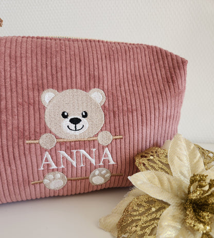 Kulturbeutel aus Cord, Initialenstickerei aus Blumenstoff