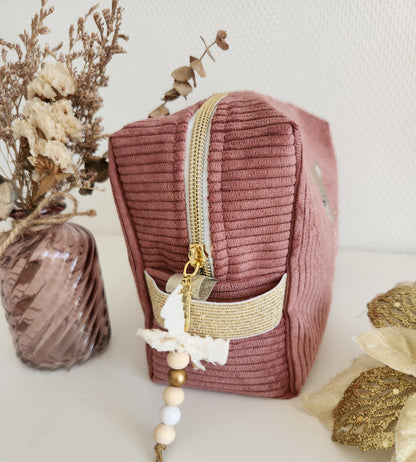 Kulturbeutel aus Cord, Initialenstickerei aus Blumenstoff