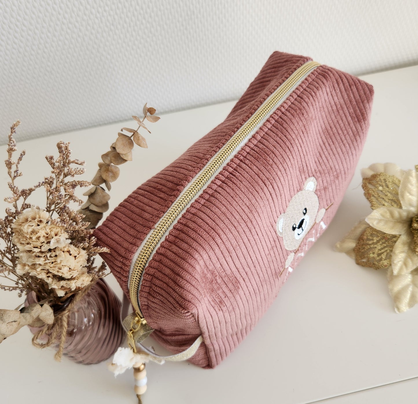 Kulturbeutel aus Cord, Initialenstickerei aus Blumenstoff