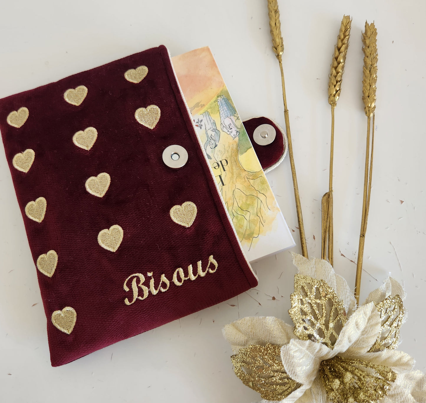 EN STOCK : Housse pour livre, tablette ou liseuse "Bisous" en velours et coeurs dorés brodés