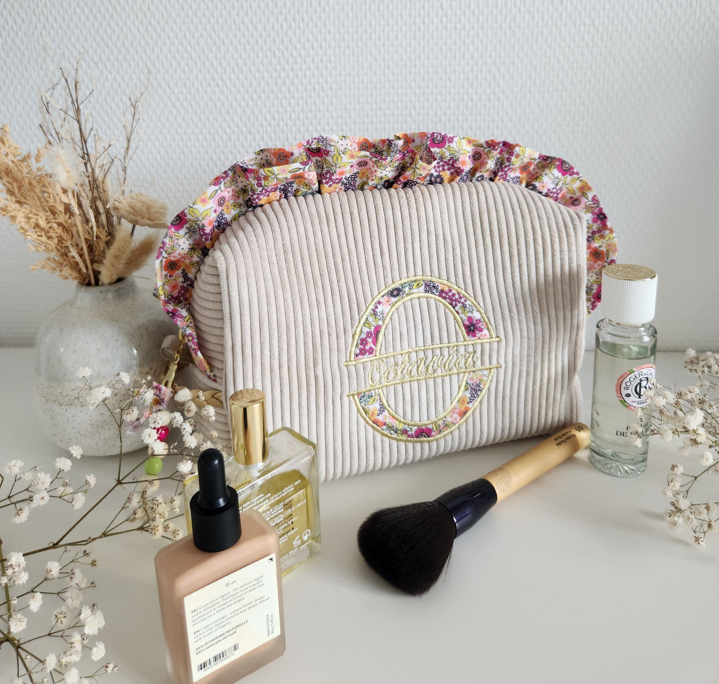Trousse de toilette à volants en velours côtelé, broderie initiale en tissu fleuri