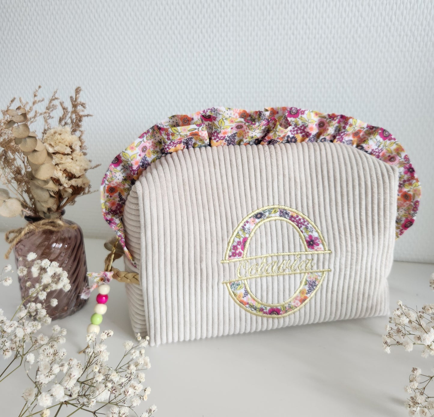 Trousse de toilette à volants en velours côtelé, broderie initiale en tissu fleuri