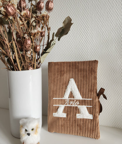 Protège carnet de santé, velours et broderie lettre moumoute