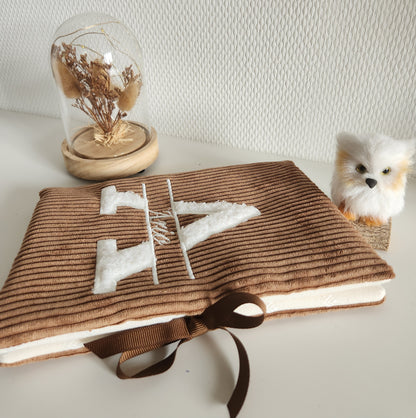 Protège carnet de santé, velours et broderie lettre moumoute