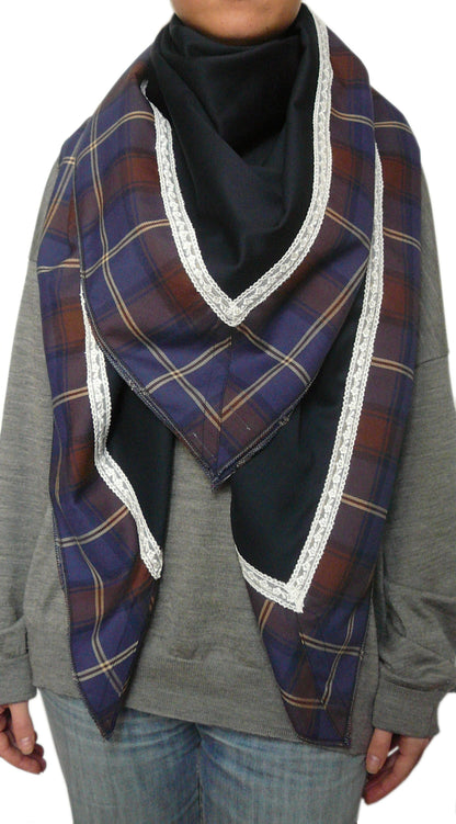 Grand foulard, écharpe carrée femme en laine bleue marine et motifs écossais