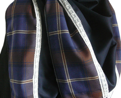 Grand foulard, écharpe carrée femme en laine bleue marine et motifs écossais