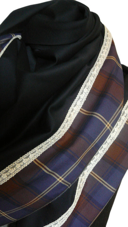 Grand foulard, écharpe carrée femme en laine bleue marine et motifs écossais