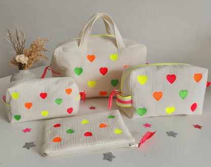 Trousse à maquillage brodée en gaze de coton écrue et petits coeurs fluo