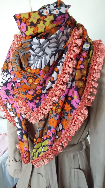 Grand foulard carré femme en coton fleuri corail