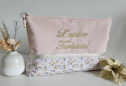 Maxi pochette / trousse ordinateur ou format A4 molletonnée, rose pâle scintillant et liberty. Cadeau anniversaire, fête des mères.