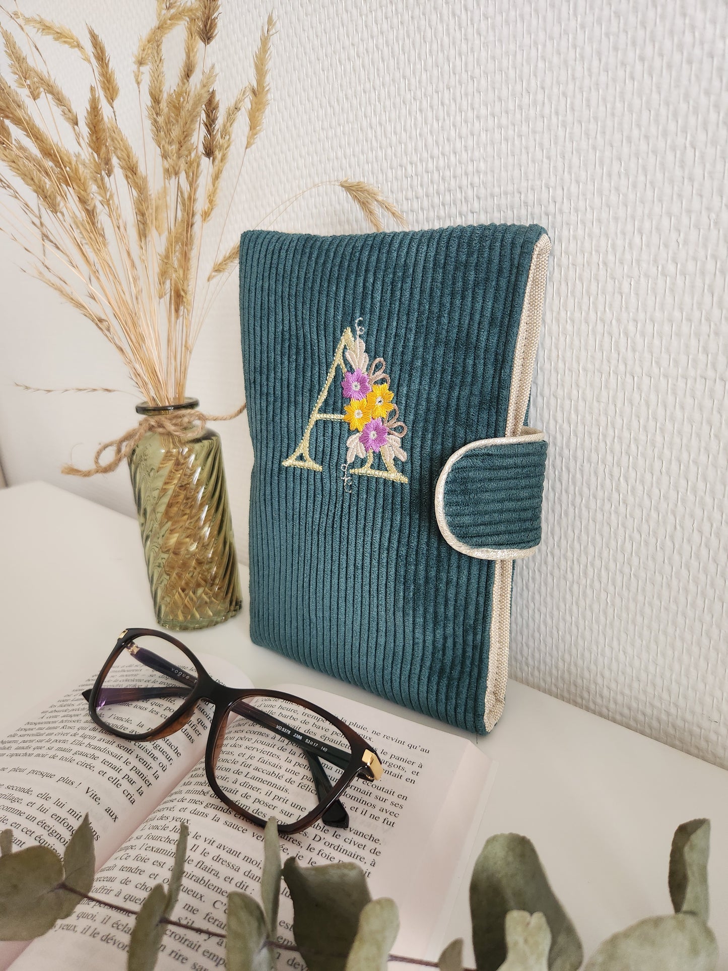 Housse pour livre, tablette ou liseuse en velours côtelé et initiale fleurie