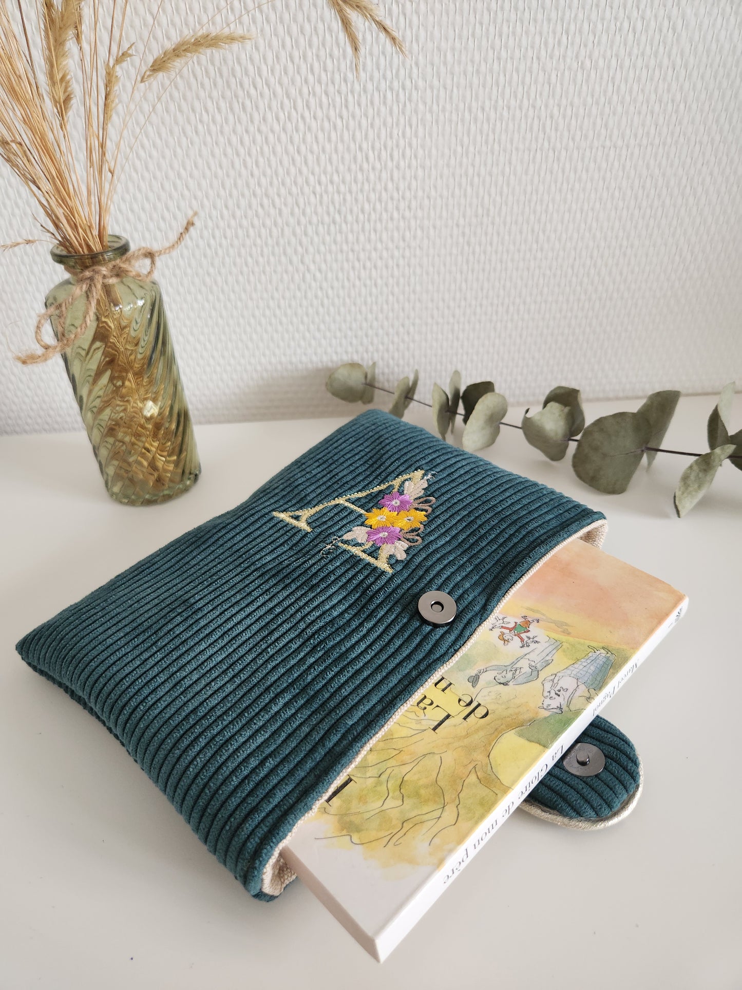 Housse pour livre, tablette ou liseuse en velours côtelé et initiale fleurie