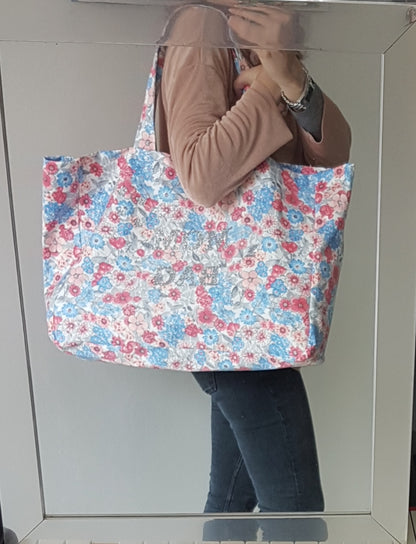 Grand sac cabas porté épaule en coton fleuri rouge et bleu