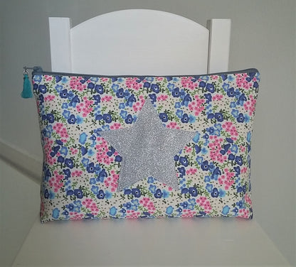 Grande pochette / trousse en coton liberty rose et bleu, étoile argentée