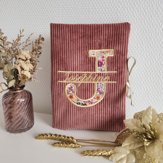 Protège carnet de santé, velours et broderie lettre fleurie