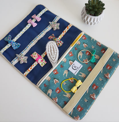 Pochette à barrettes et accessoires coiffure, coton vert imprimé animaux