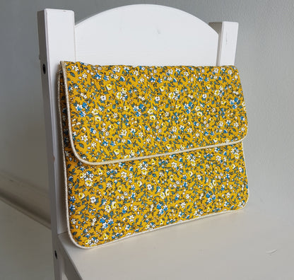 Protège carnet de santé, pochette à langer, en coton liberty jaune moutarde.