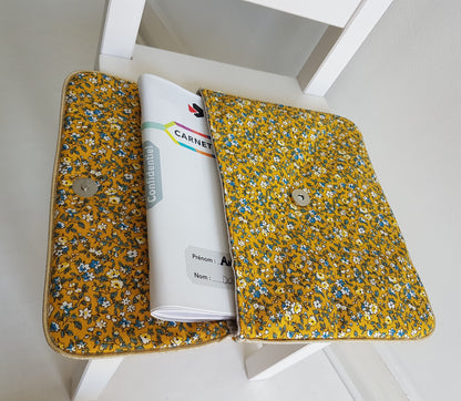 Protège carnet de santé, pochette à langer, en coton liberty jaune moutarde.