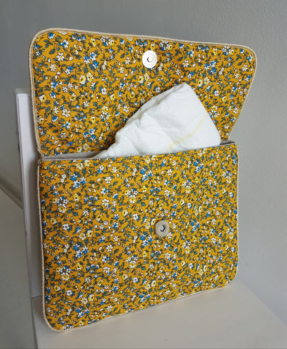 Protège carnet de santé, pochette à langer, en coton liberty jaune moutarde.