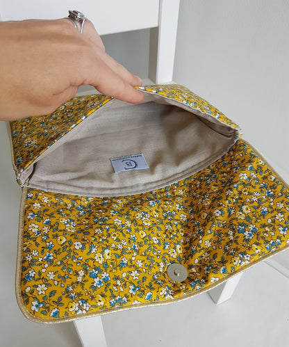 Protège carnet de santé, pochette à langer, en coton liberty jaune moutarde.