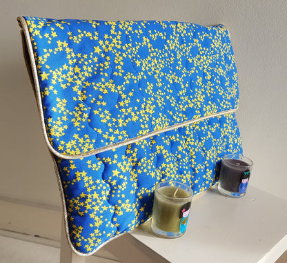 Housse d'ordinateur à rabat en coton bleu roy à étoiles jaunes
