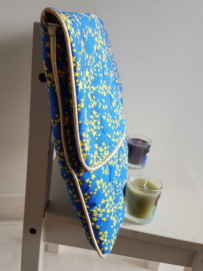 Housse d'ordinateur à rabat en coton bleu roy à étoiles jaunes
