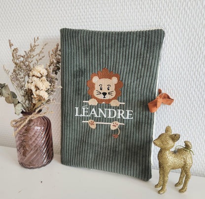 Protège carnet de santé, velours kaki et broderie lion