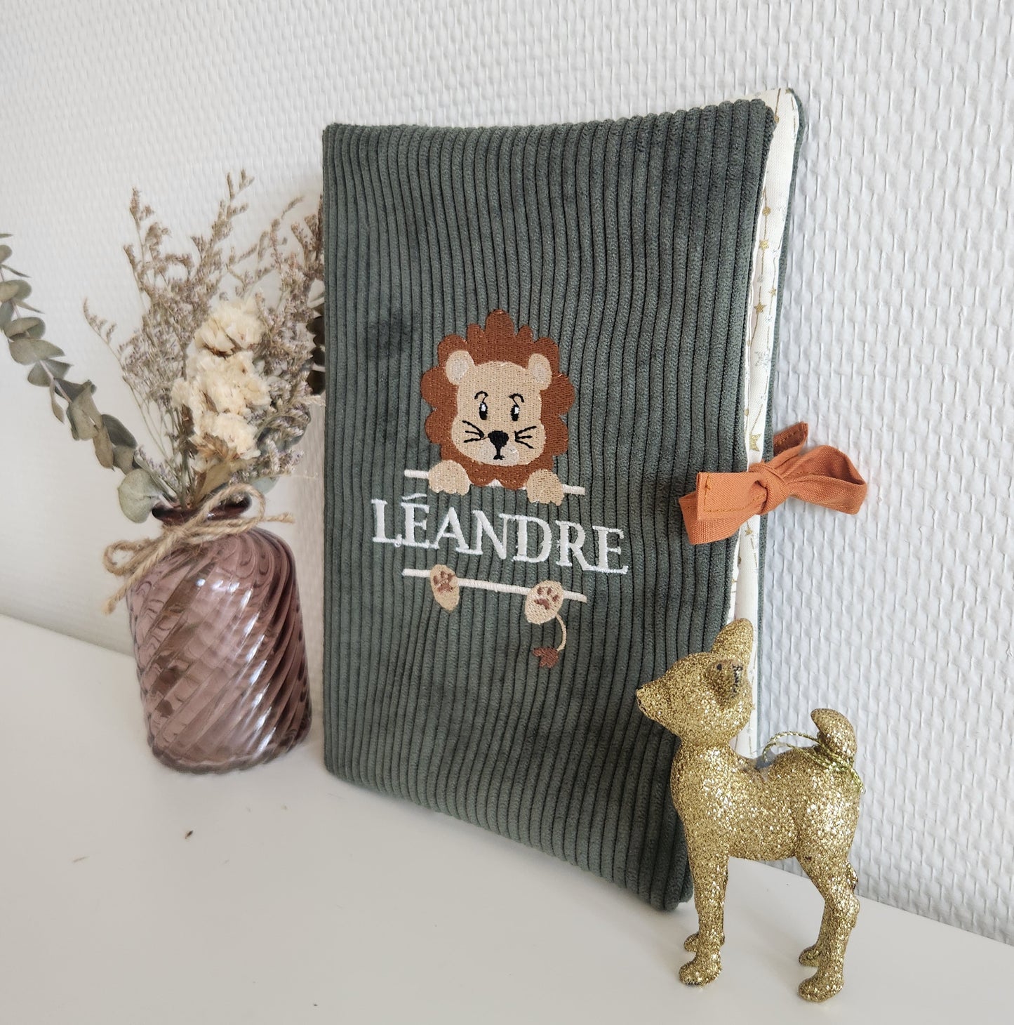 Protège carnet de santé, velours kaki et broderie lion