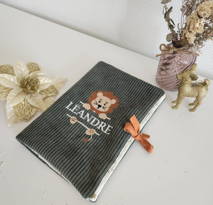Protège carnet de santé, velours kaki et broderie lion
