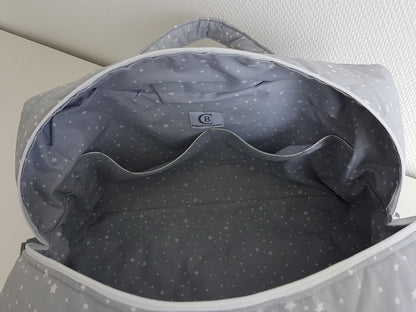 Sac à langer ou de voyage, coton matelassé gris étoiles blanches