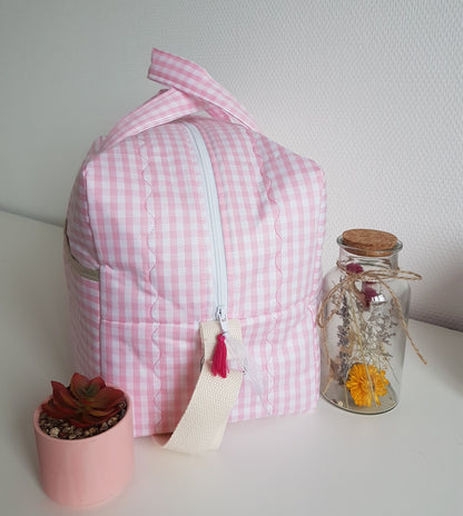 Sac à langer ou de voyage, coton vichy rose pâle.
