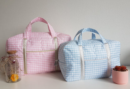 Sac à langer ou de voyage, coton vichy bleu pâle.