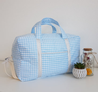 Sac à langer ou de voyage, coton vichy bleu pâle.