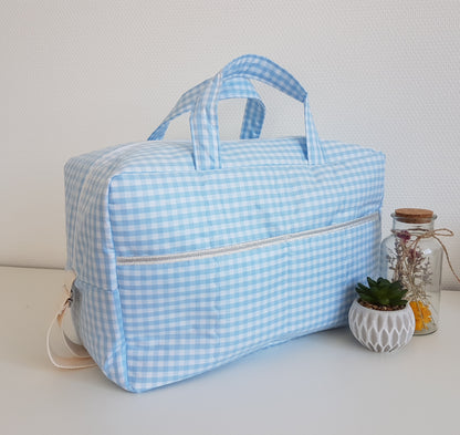 Sac à langer ou de voyage, coton vichy bleu pâle.