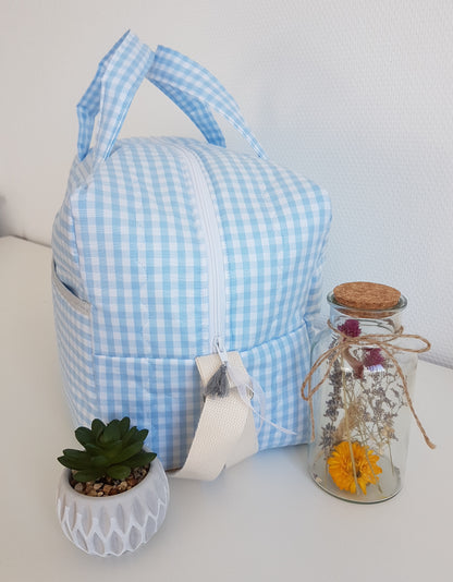 Sac à langer ou de voyage, coton vichy bleu pâle.