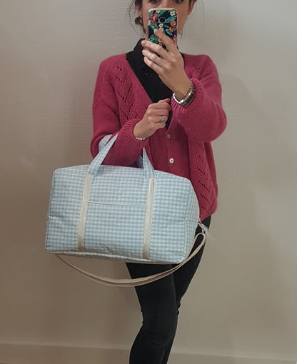Sac à langer ou de voyage, coton vichy bleu pâle.