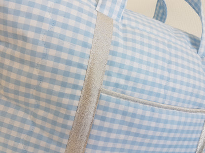 Sac à langer ou de voyage, coton vichy bleu pâle.