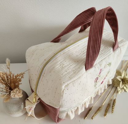 Sac à langer en gaze de coton écrue et velours rose, couronne de fleurs