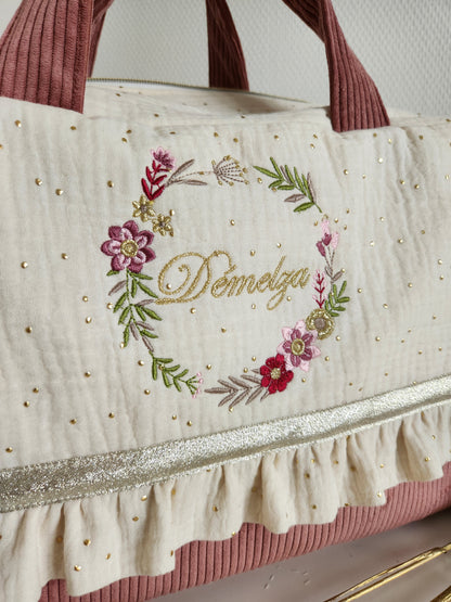 Sac à langer en gaze de coton écrue et velours rose, couronne de fleurs