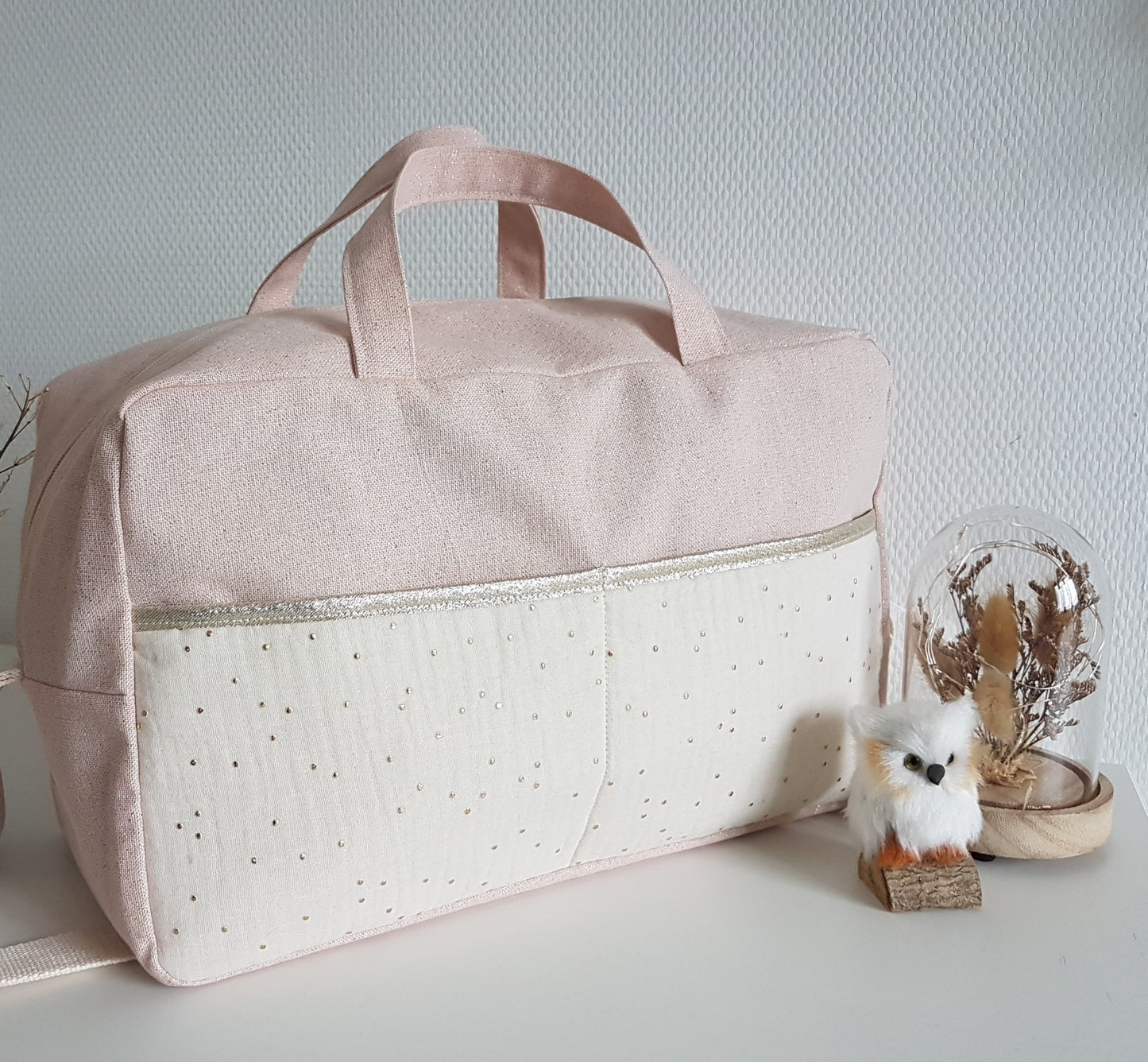 Sac à langer ou de voyage, rose pâle scintillant et double gaze de coton écrue à pois dorés