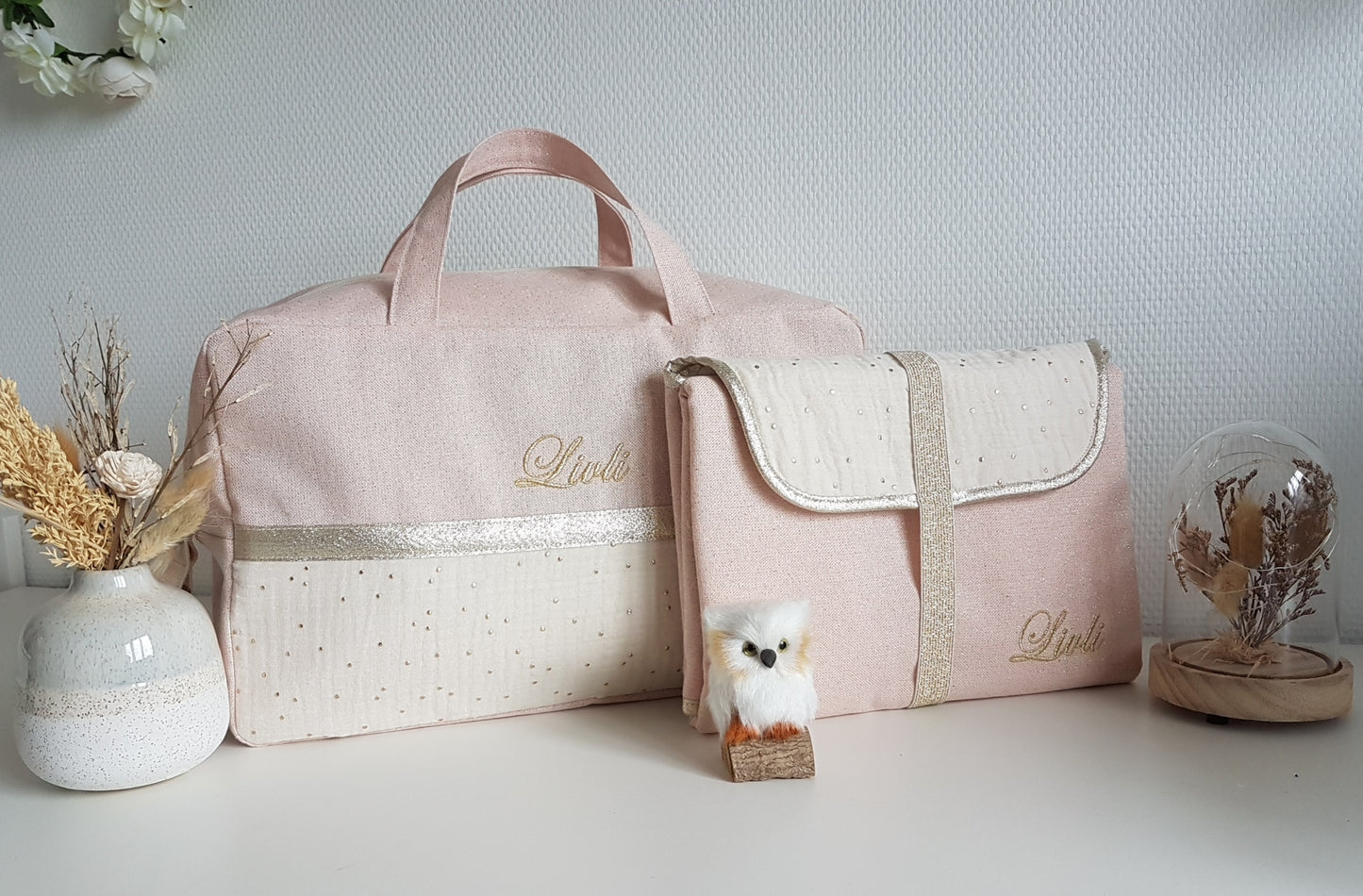 Sac à langer ou de voyage, rose pâle scintillant et double gaze de coton écrue à pois dorés